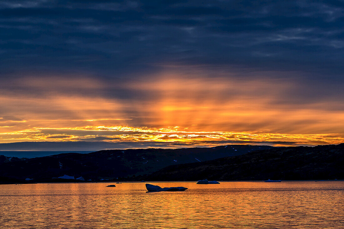 Arktischer Sonnenuntergang im Semerlik Fjord.