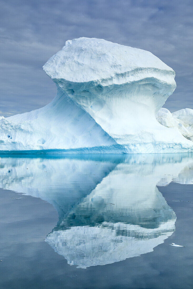 Geformter Eisberg im Semerlik Fjord.