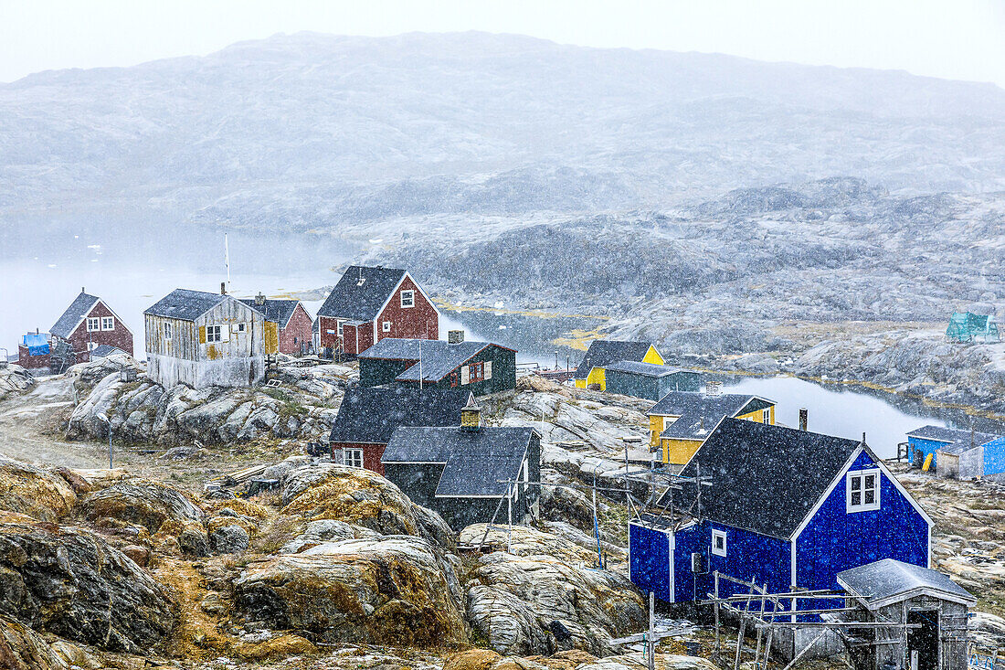 Bunte Häuser im Inuit-Dorf Tiniteqikaq.