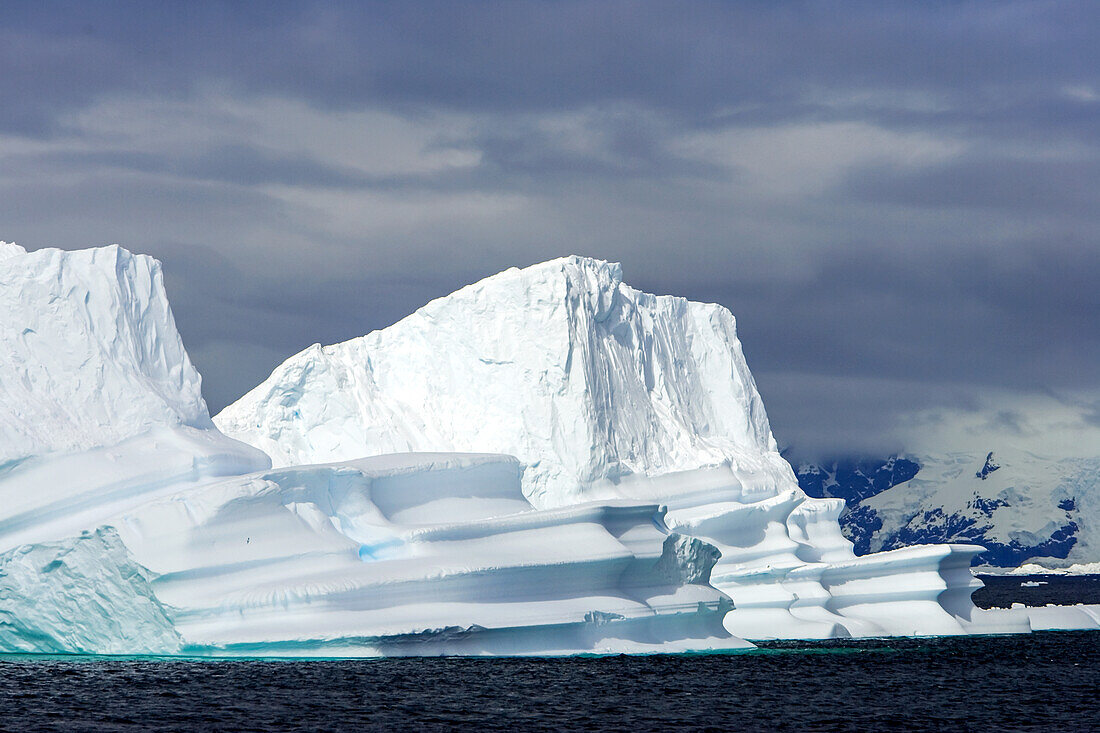 Riesiger skulptierter Eisberg bei Couverville Island.
