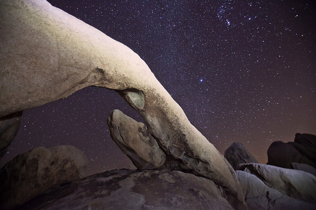 Arch Rock unter einem sternenklaren Nachthimmel im Joshua National Park; Joshua Tree National Park, Kalifornien, Vereinigte Staaten von Amerika