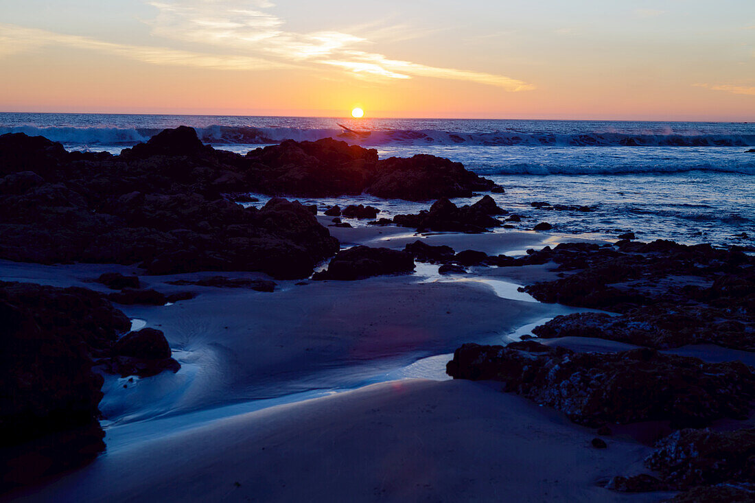 Sonnenuntergang über dem Pazifik und einem felsigen Strand auf der Baja-Halbinsel; Baja California Peninsula, Mexiko