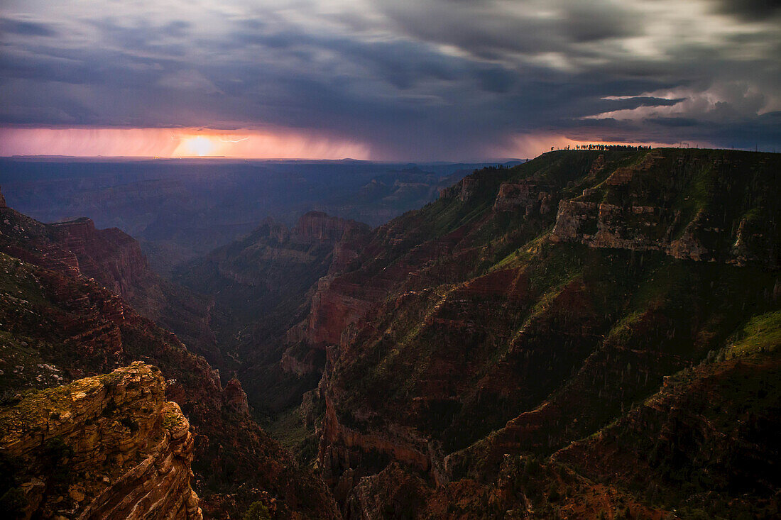 Blitzgewitter über dem Rand des Grand Canyon; North Rim, Coconino County, Arizona, Vereinigte Staaten von Amerika