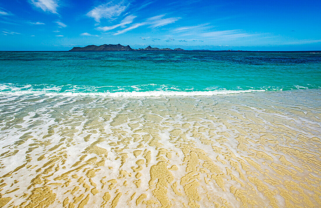 Eine tropische Küste in der Karibik, Petite Carenage Bay, an der Nordküste von Carriacou Island, mit Blick auf Union Island (in den Grenadinen) in der Ferne; Carriacou Island, Grenada, Karibische Inseln