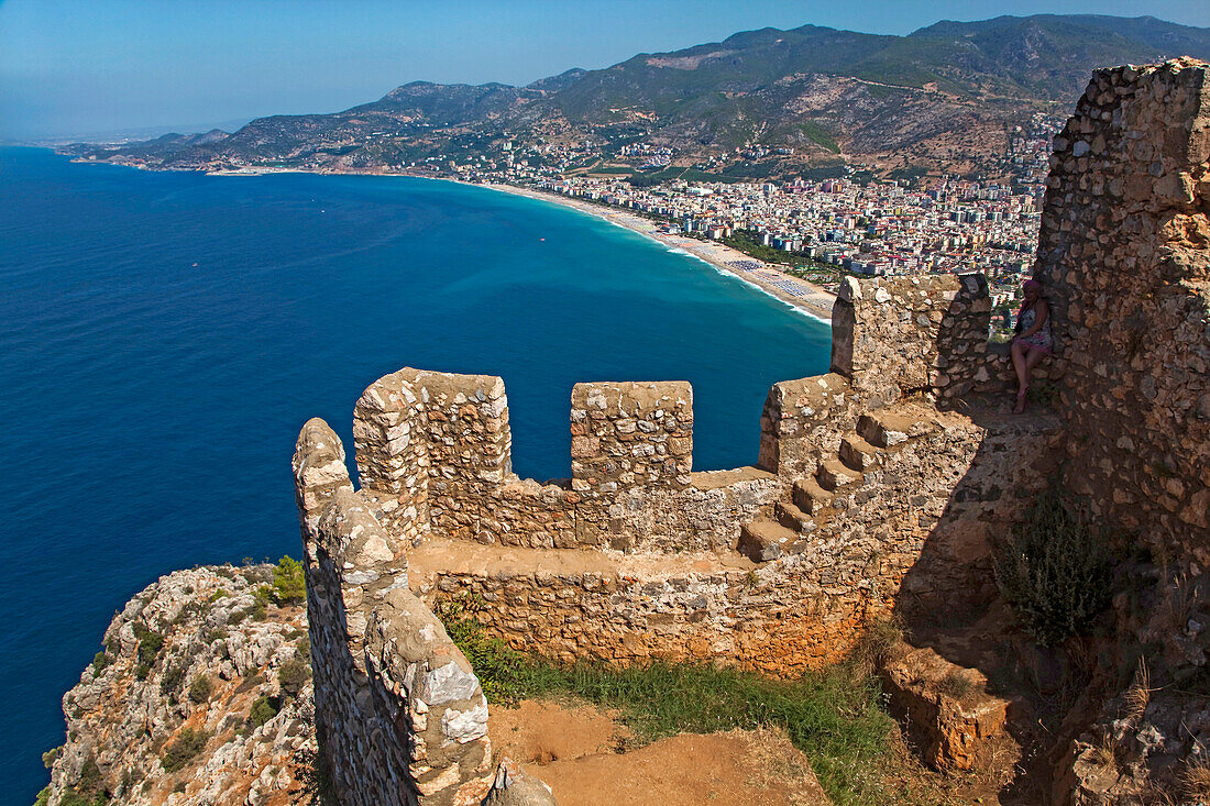 Blick auf das Mittelmeer von den Mauern der Burg von Alanya, Türkei; Blick von den Mauern der Burg von Alanya, an der Mittelmeerküste von Anatolien, Türkei.