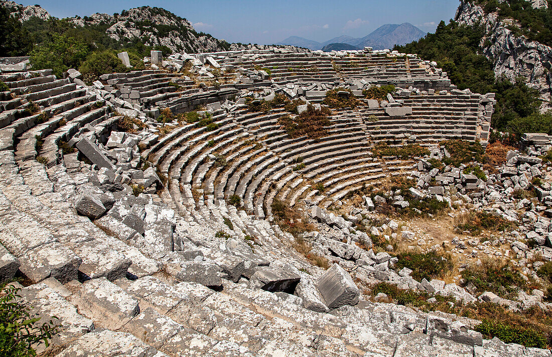 Das römische Theater in den Ruinen der Stadt Termessos in den Bergen bei Antalya nahe der Mittelmeerküste von Anatolien; Termessos, Antalya, Türkei