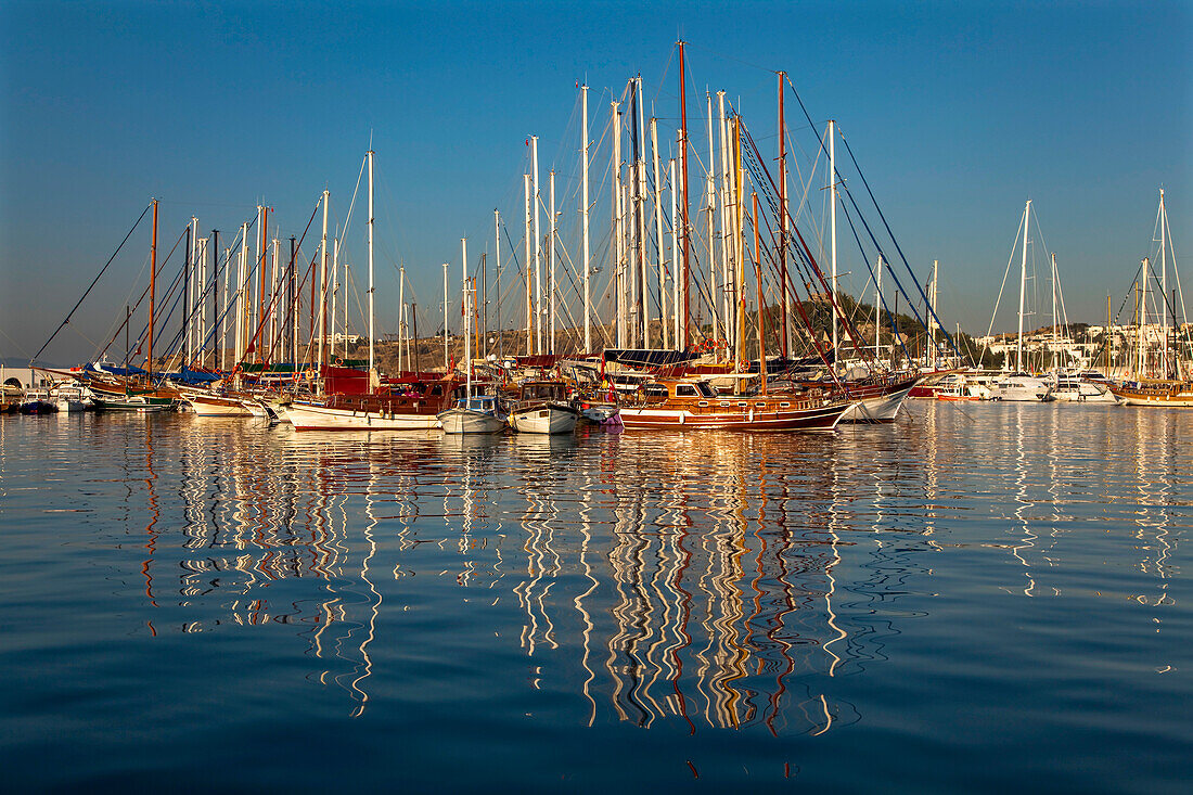 Frühmorgens Blick auf Boote im Hafen von Bodrum, Türkei; Der Hafen von Bodrum, an der Küste des Ägäischen Meeres, Westanatolien, Türkei.