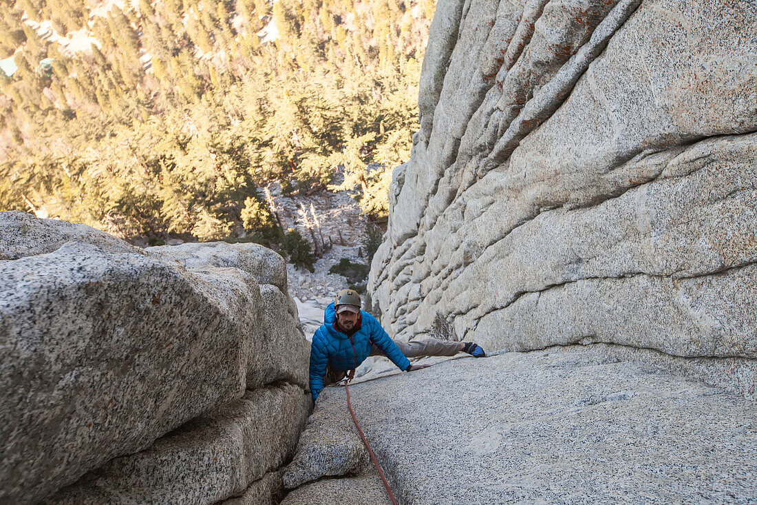 Ein Bergsteiger folgt einer Route namens Whodunnit hoch am Tahquitz Rock.