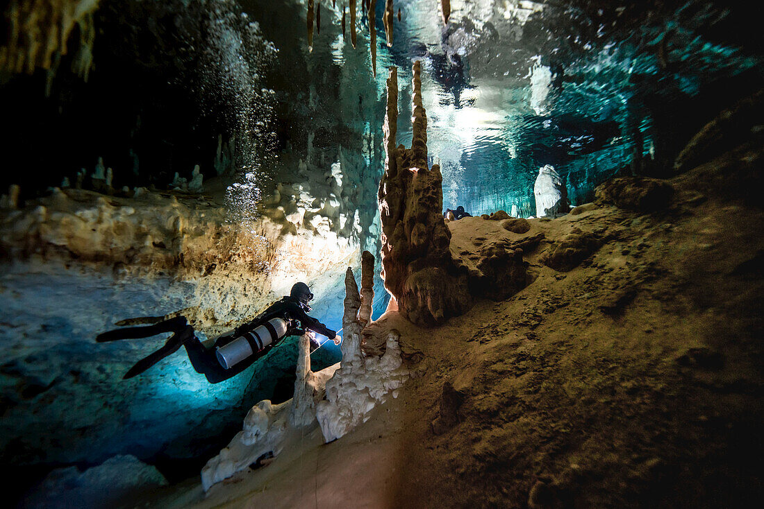 Ein Höhlentaucher folgt einer Linie, die unter einer Luftglocke tief im unterirdischen System verläuft.