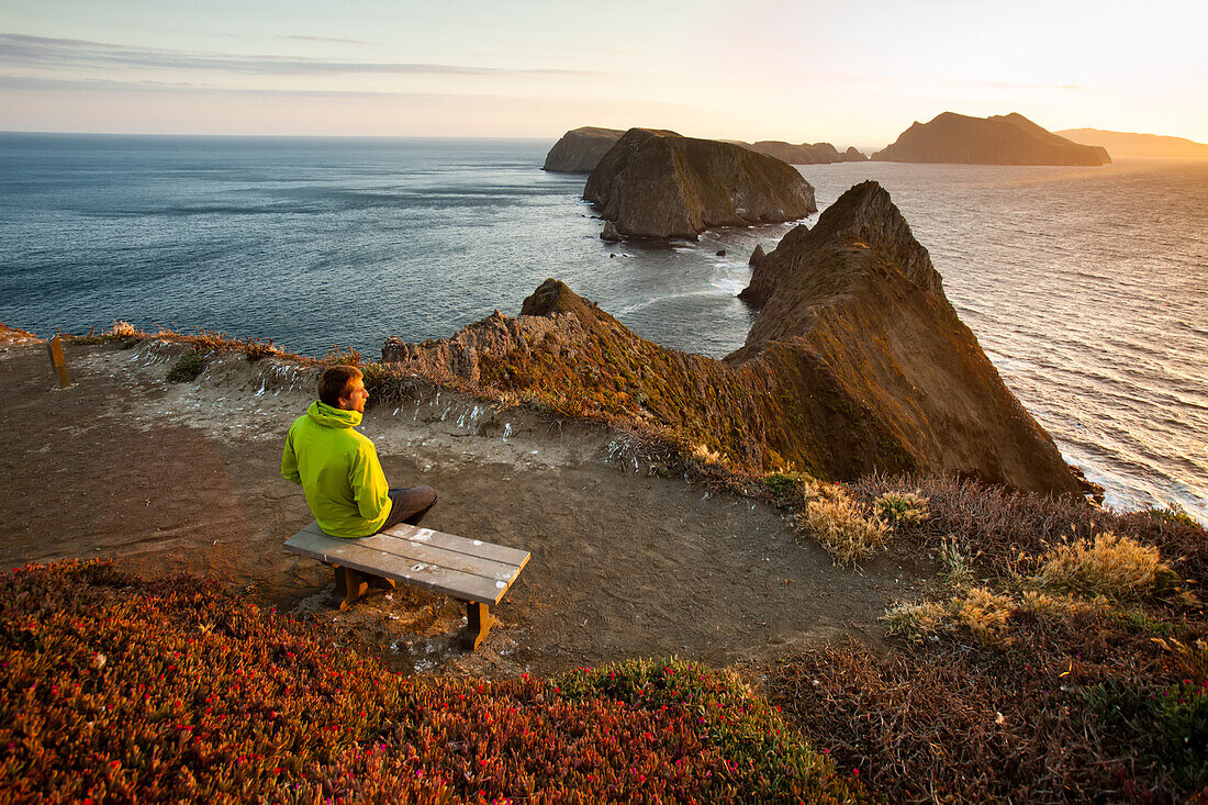 Ein Wanderer beobachtet den Sonnenuntergang vom 'Inspiration Point'.