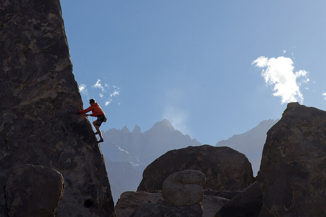 Ein Kletterer an der 'Sharks Fin' Formation; Mt. Whitney im Hintergrund.