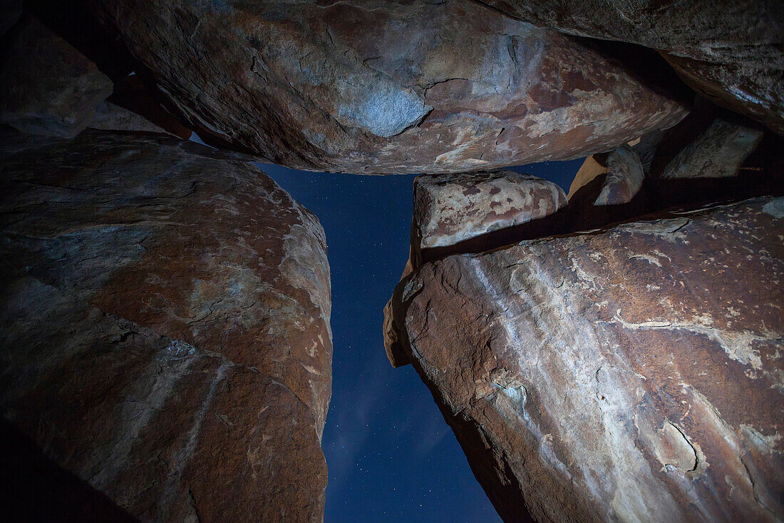 Felsformationen und Sterne entlang der Geology Tour Road im Joshua Tree National Park.