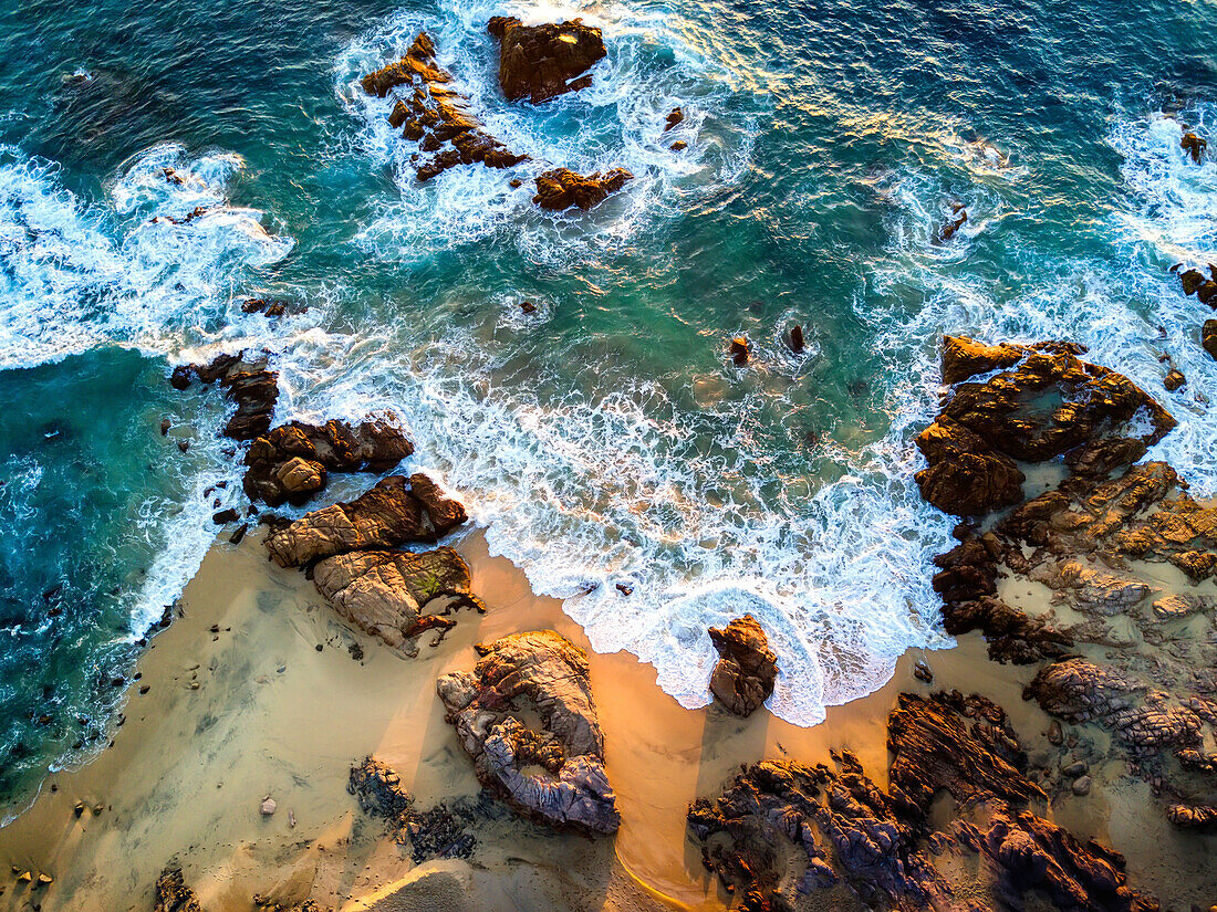 Ein Luftbild der Wellen, die gegen die Küste von Baja schlagen.