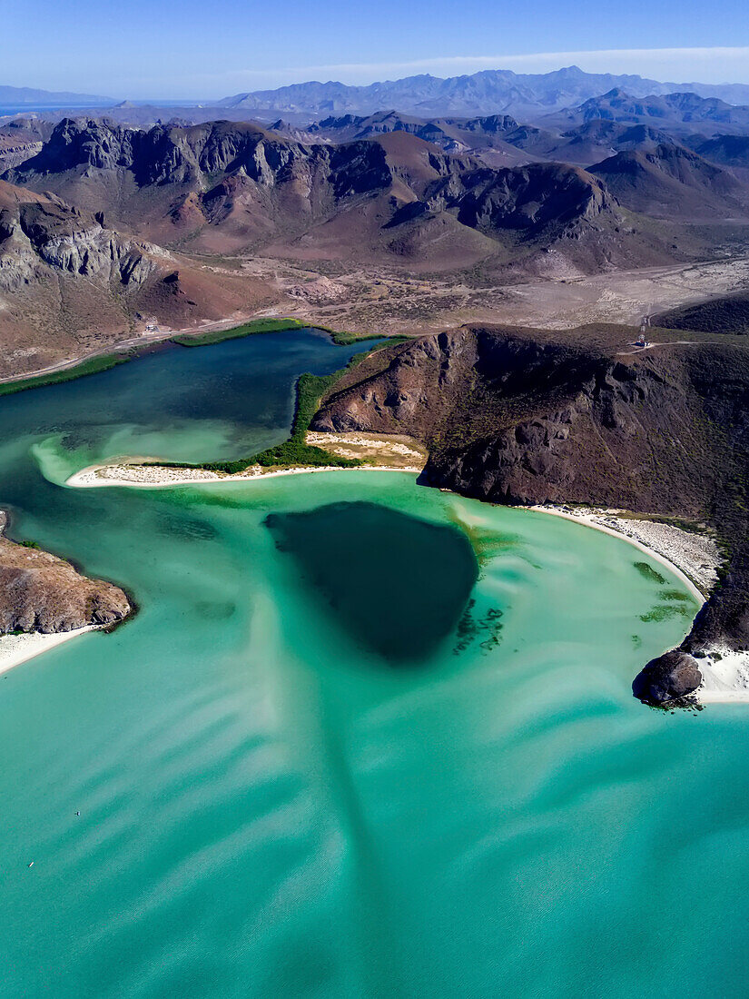 Gewellte Sandformen in der Ballandra Bay aus der Luft gesehen.