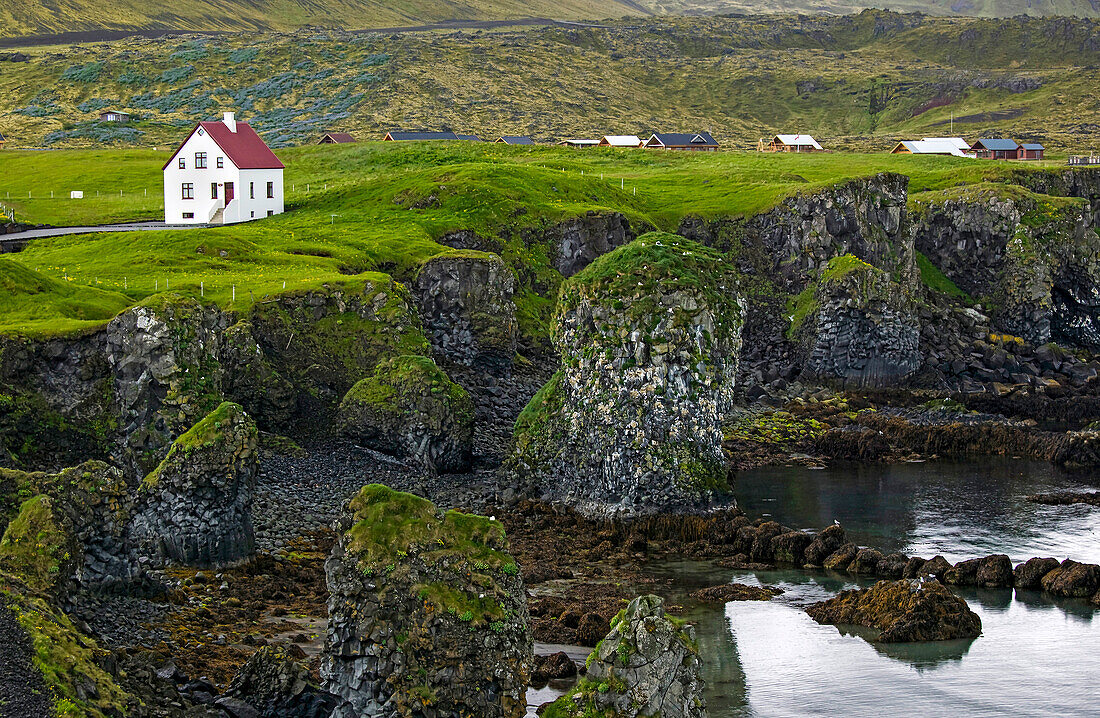 Eine vulkanische Felsküste in Island; Arnarstapi, in der Nähe von Stykkisholmur, Snaefellsnes Halbinsel, Island.