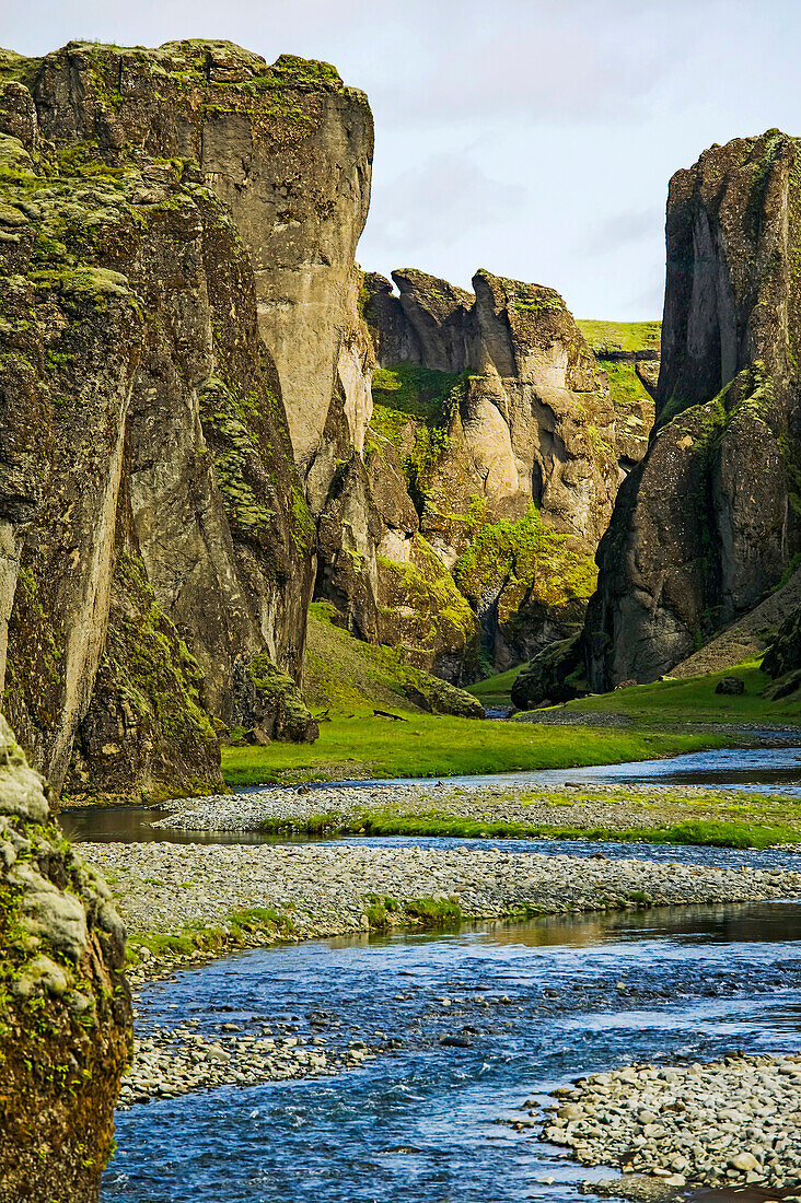 Ein Fluss fließt durch eine Schlucht aus Vulkangestein im Süden Islands; Fjadrargljufur-Schlucht, in der Nähe von Kirkjubaejarklaustur, Island.
