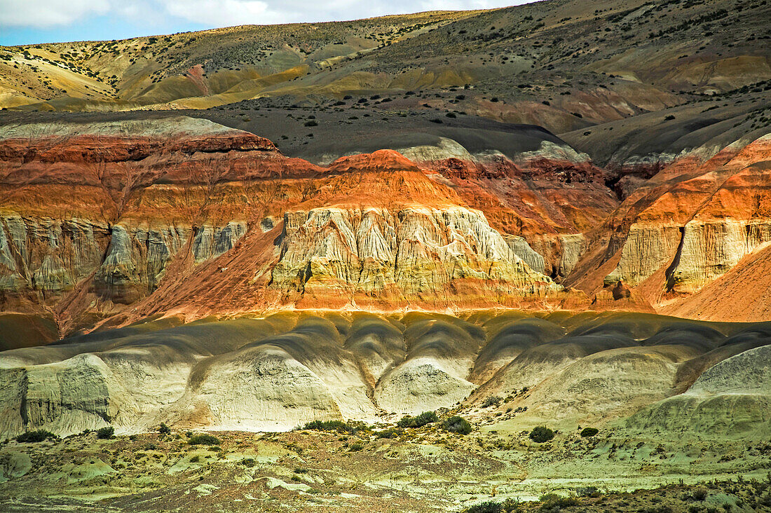 Uralte, erodierte Klippen in einer trockenen Landschaft in der Nähe des Bosque Petrificado Jose Ormachea, einem versteinerten Wald bei Comodoro Rivadavia; Patagonien, Argentinien