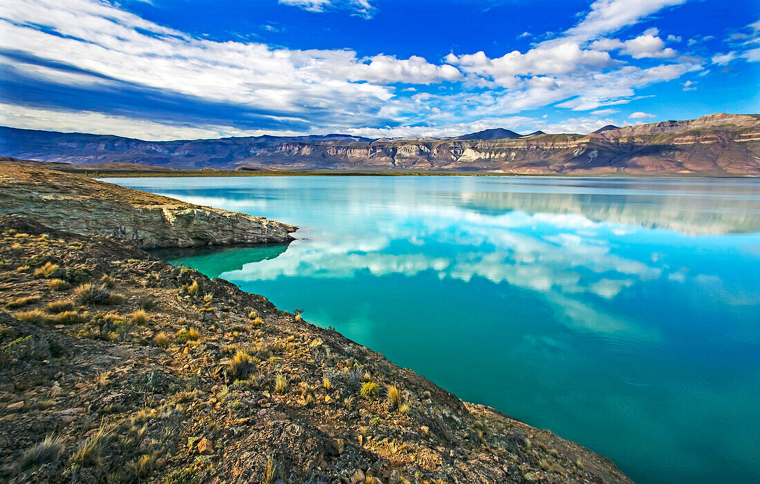 Lago Posadas und eine trostlose Landschaft, Patagonien, Argentinien; Lago Posadas, bei Bajo Caracoles, Patagonien, Argentinien.