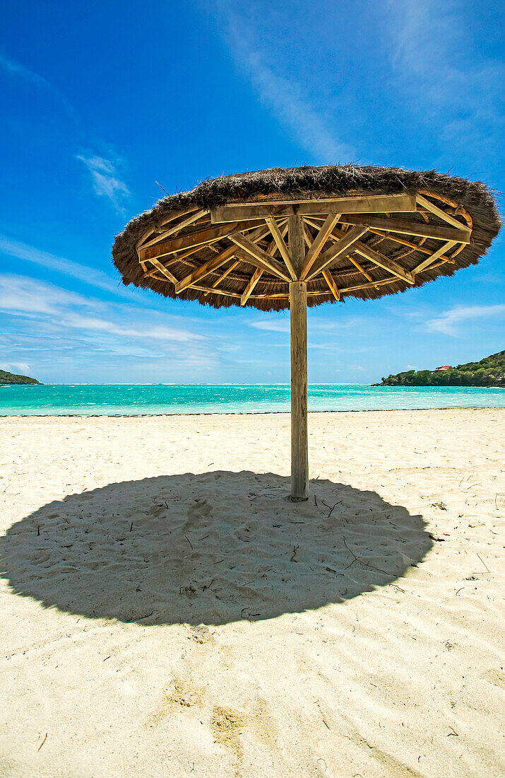 Eine tropische Strandszene in der Karibik; Canouan Island, die Grenadinen, St. Vincent und die Grenadinen, in der Karibik.