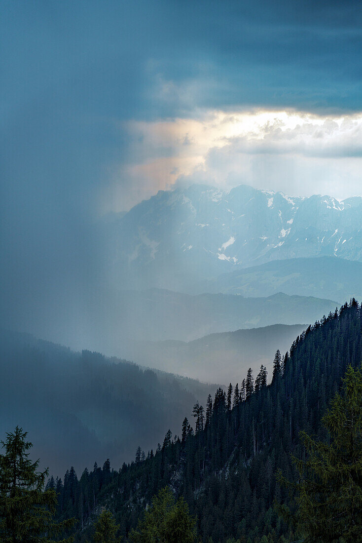 Blick von einem Gipfel in den österreichischen Alpen beim Redbull X Alps, einem Gleitschirmrennen, unter einem stürmischen Himmel; Wagrain, Salzburgerland, Österreich