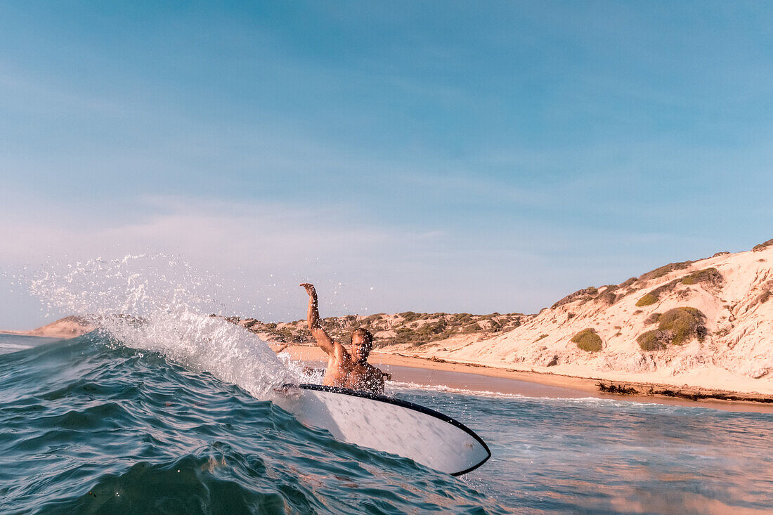 Porträt eines Surfers beim Reiten auf den Wellen am Ostkap der Baja-Halbinsel; Cabo San Lucas, Baja California Sur, Mexiko