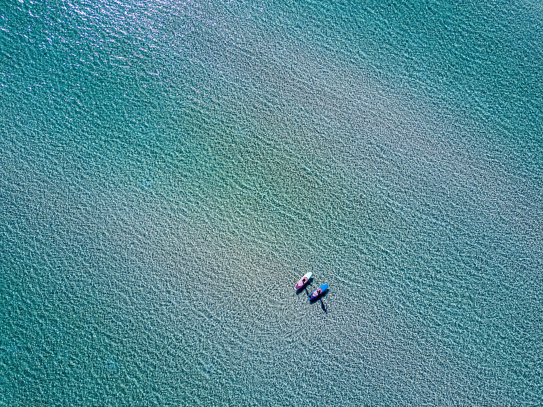 Luftaufnahme von zwei Paddelboardern in der Balandra Bay auf dem türkisfarbenen Meer; Baja California Sur, Mexiko