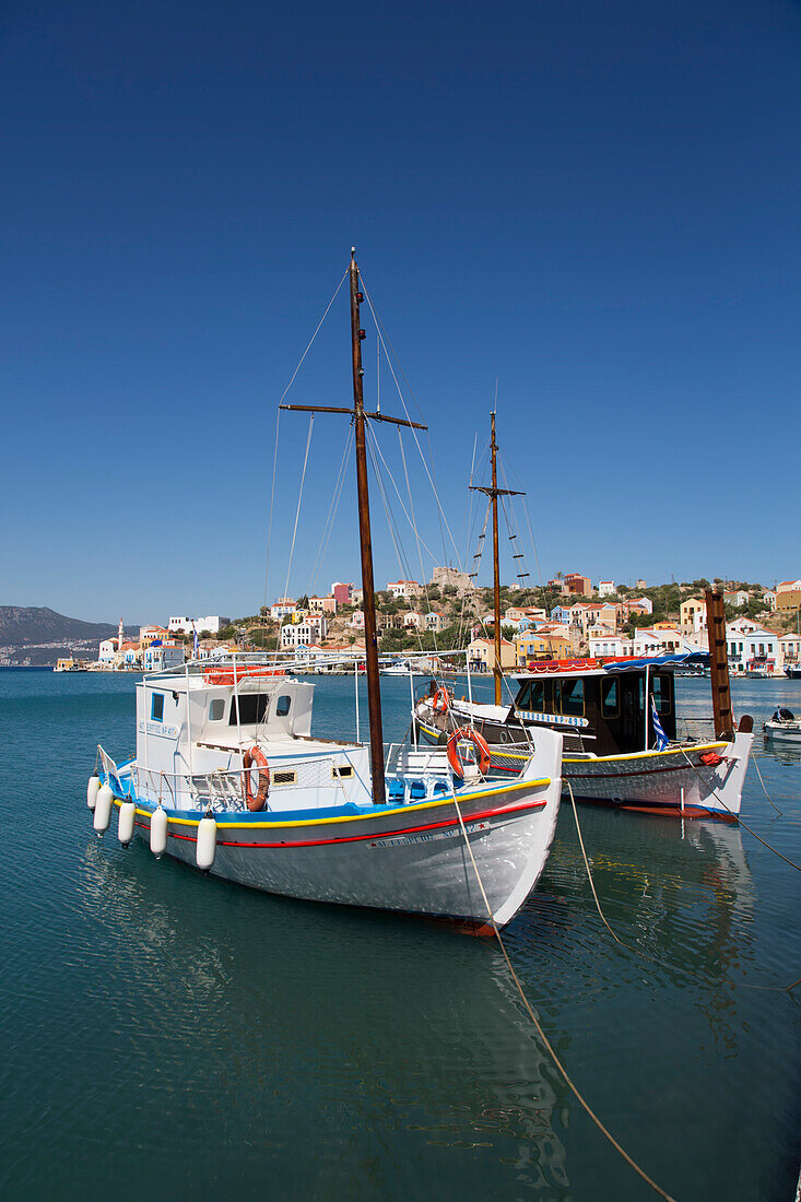 Nahaufnahme von Fischerbooten im Hafen der historischen Insel Kastellorizo (Megisti) Island; Dodekanes Inselgruppe, Griechenland