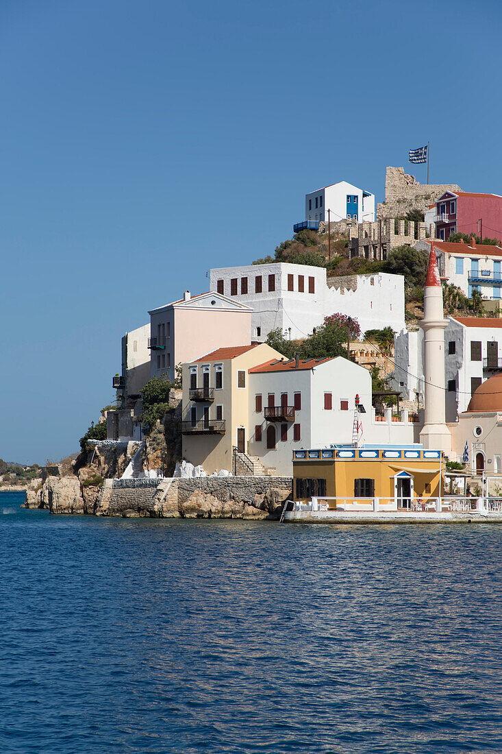 Gebäude am Hafeneingang der historischen Insel Kastellorizo (Megisti); Dodekanes-Inselgruppe, Griechenland