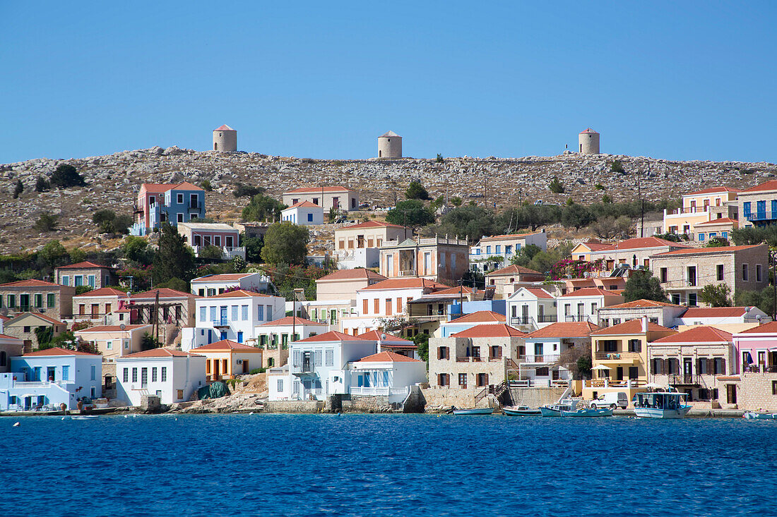 Traditionelle Gebäude entlang der Uferpromenade im Hafen von Emborio, dem Hauptort der Insel Chalki (Halki); Dodekanes-Inselgruppe, Griechenland