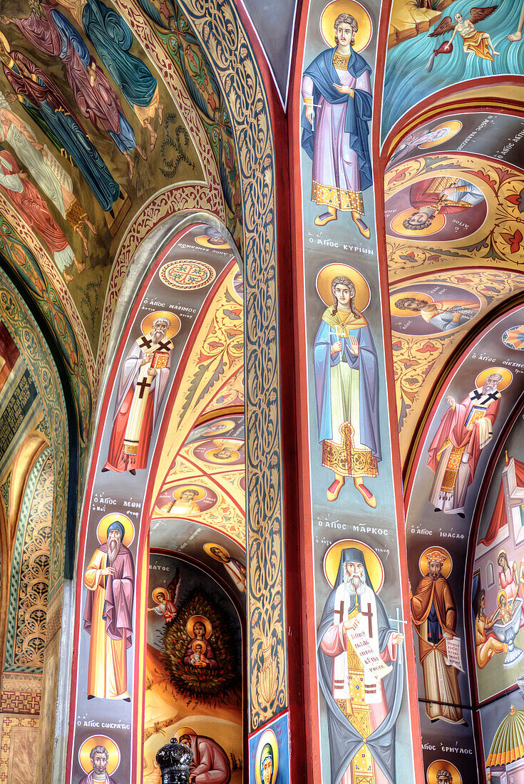 Farbenfrohe religiöse Fresken in der Heiligen Kirche des Heiligen Nikolaus in Koukaki; Athen, Griechenland