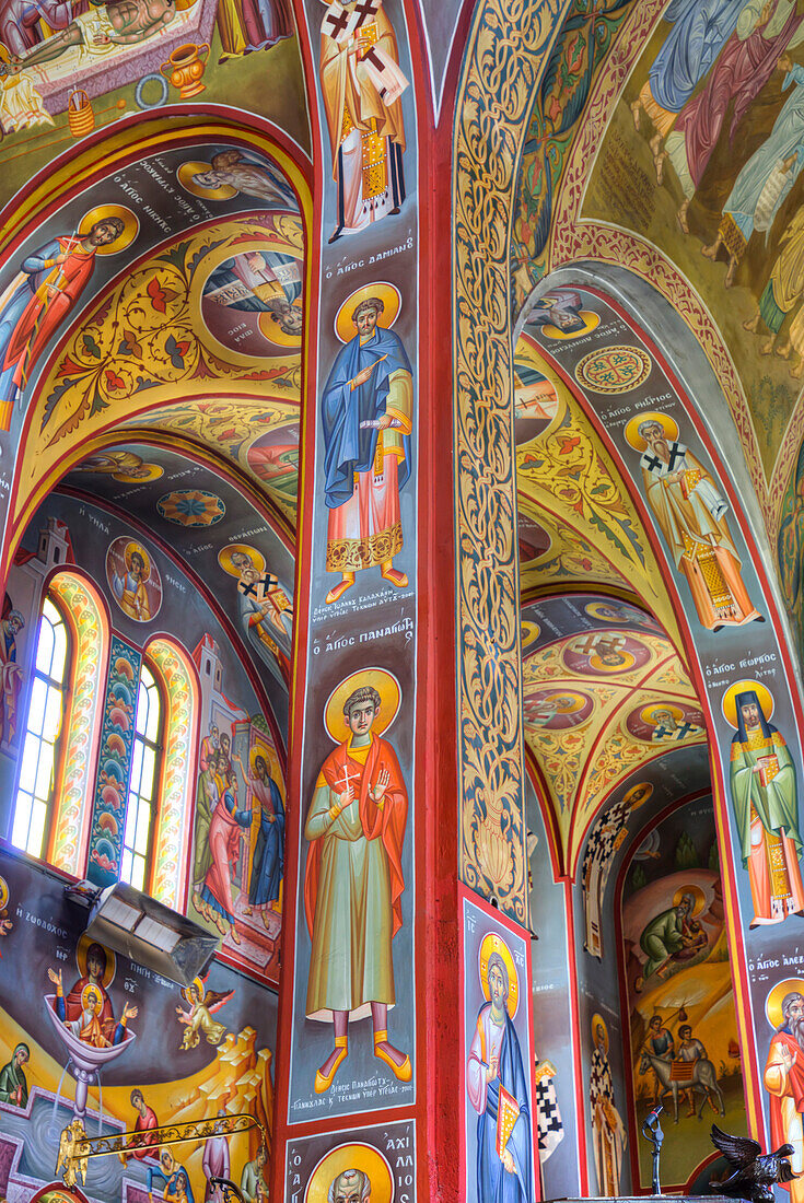 Farbenfrohe religiöse Fresken in der Heiligen Kirche von St. Nicholas in Koukaki; Athen, Griechenland