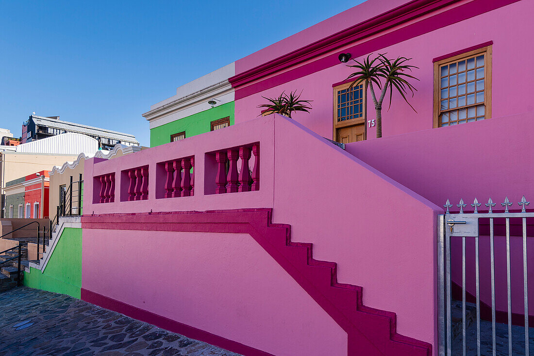 Nahaufnahme von bunten historischen Häusern in der Wale Street im Bo-Kaap-Viertel; Kapstadt, Westkap, Südafrika