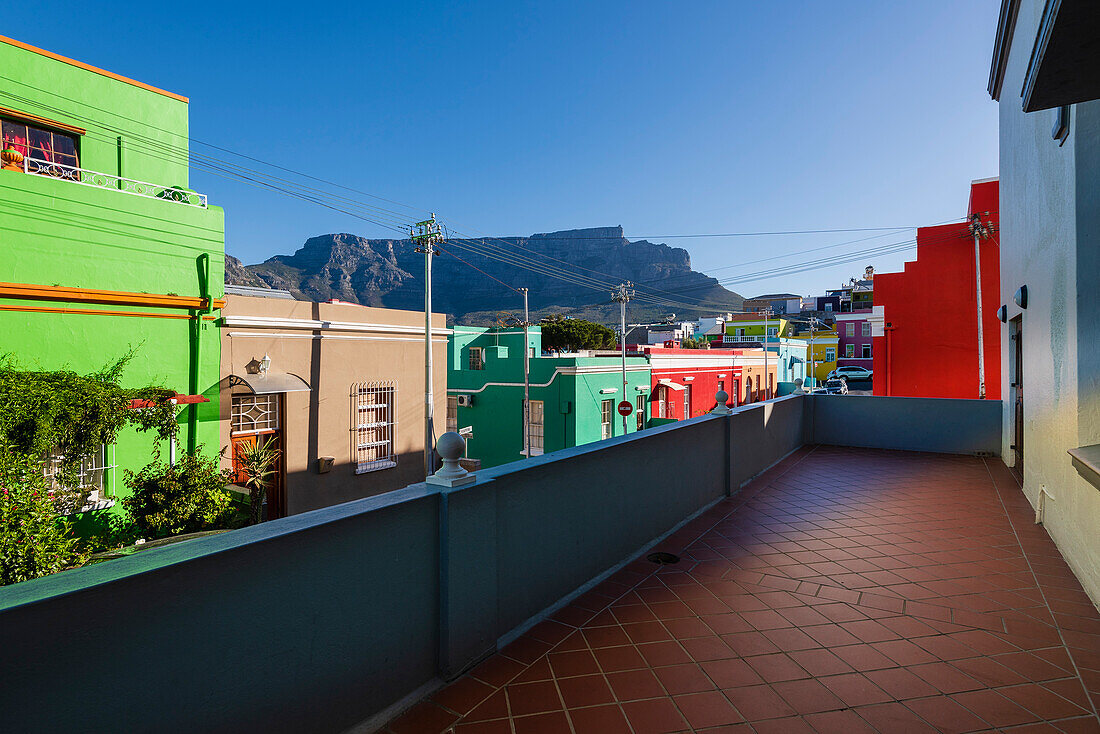 Bunte historische Häuser in der Wale Street im Bo-Kaap District mit dem Tafelberg im Hintergrund; Kapstadt, Westkap, Südafrika