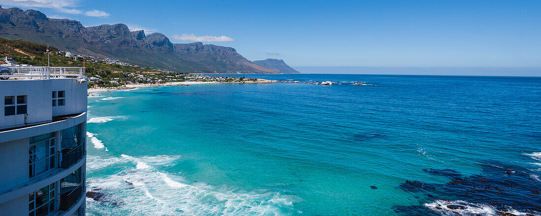 Strandhäuser am Atlantischen Ozean am Clifton Beach; Kapstadt, Westkap, Südafrika