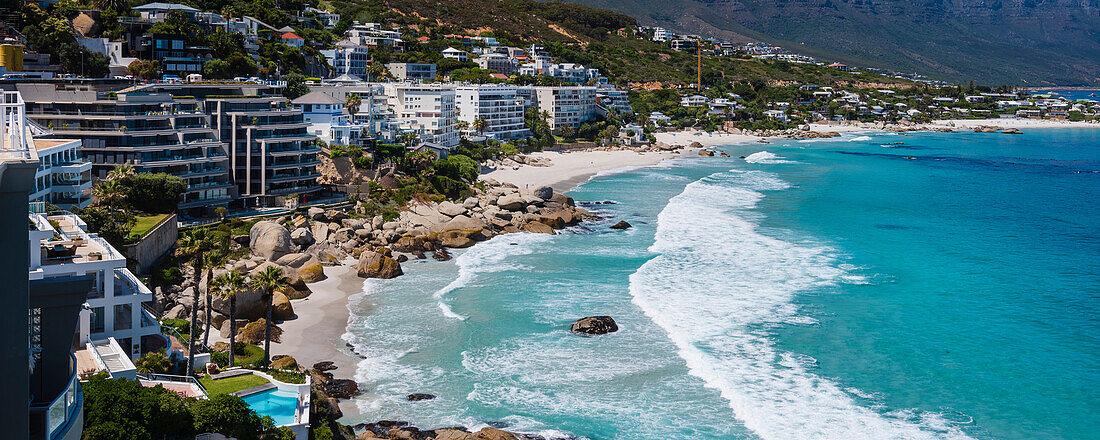 Gebäude am Strand entlang des Atlantischen Ozeans am Clifton Beach; Kapstadt, Westkap, Südafrika