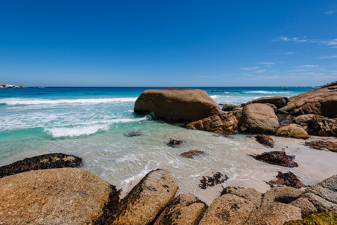 Große Felsbrocken und Sandstrand am Clifton Beach am Atlantischen Ozean in Kapstadt; Kapstadt, Westkap, Südafrika