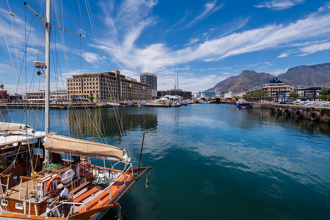 Boote am Hafen der Victoria and Alfred Waterfront in Kapstadt mit dem Devil's Peak und dem Tafelberg im Hintergrund; Kapstadt, Westkap, Südafrika