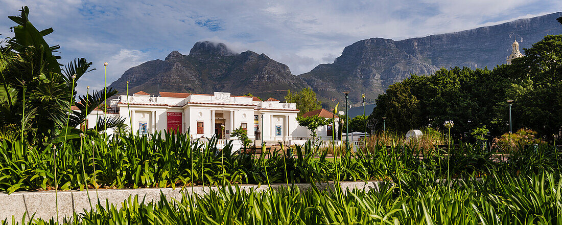 Südafrikanische Nationalgalerie mit Devil's Peak und Tafelberg im Hintergrund; Kapstadt, Westkap, Südafrika