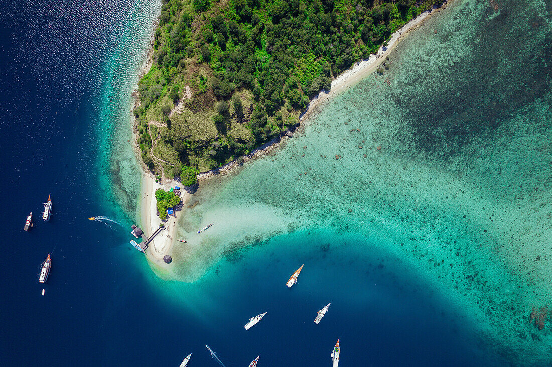 Blick von oben auf Boote, die vor dem Batu Bolong Beach im Komodo National Park im Wasser liegen; Canggu, Bali, Indonesien