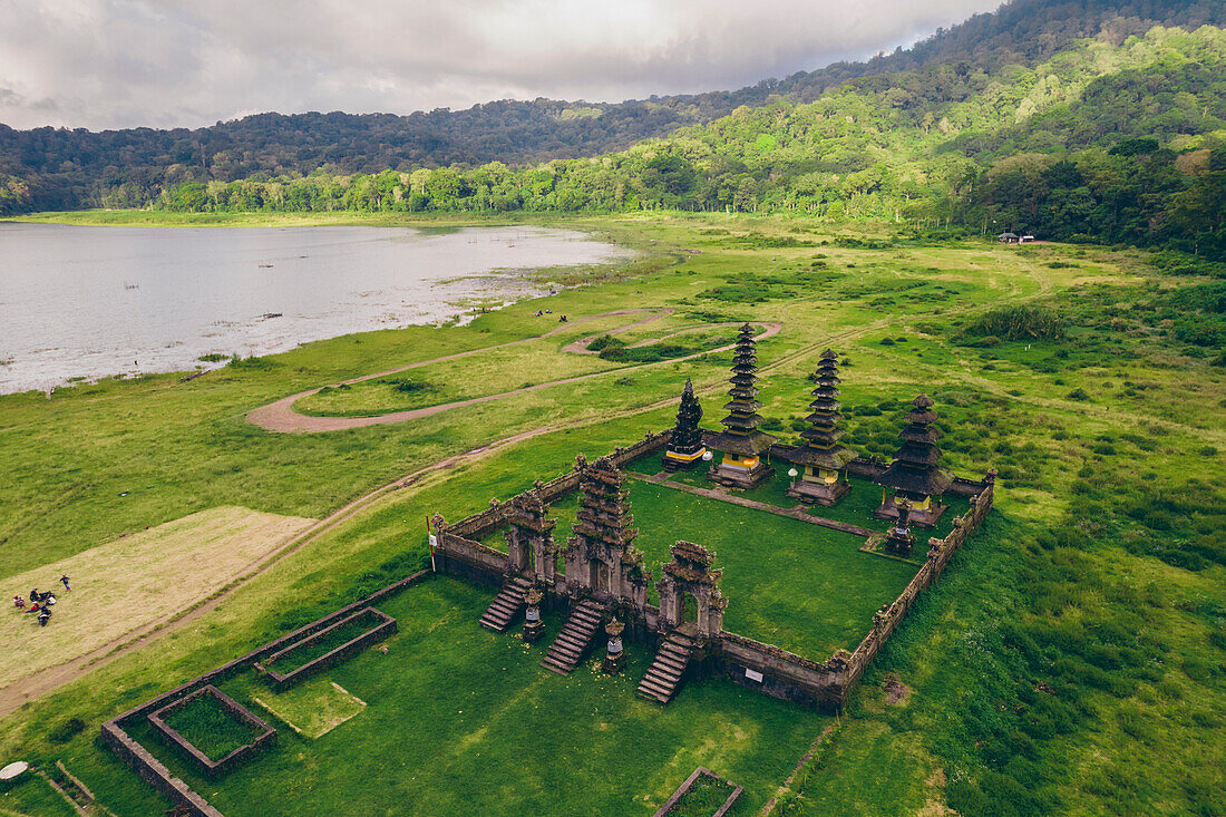 Luftaufnahme von Pura Ulun Danu Tamblingan, balinesischer Hindu-Tempel am Tamblingan-See; Tamblingan-See, Buleleng Regency, Bali, Indonesien