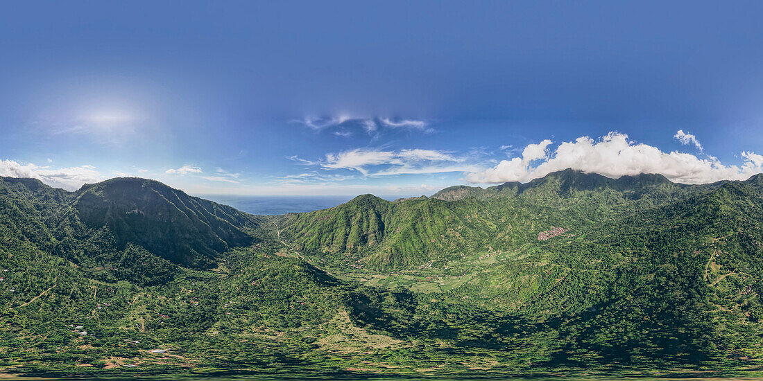 Panoramablick auf den Mount Abang und die umliegenden Berge, mit blauem Himmel, üppiger Vegetation und Meerblick; Abang, Kabupaten Karangasem, Bangli Regency, Bali, Indonesien