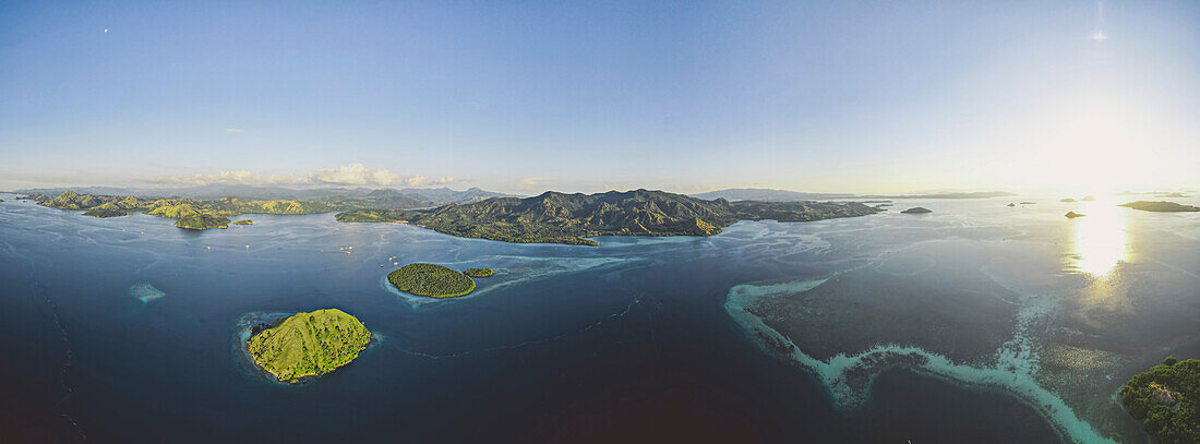Luftaufnahme der Komodo Inseln, Komodo National Park, Heimat des berühmten Komodo Drachens; Ost Nusa Tenggara, Kleine Sunda Inseln, Indonesien