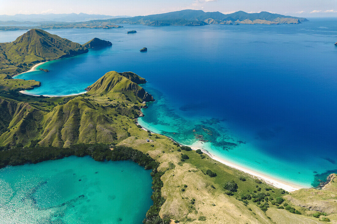 Luftaufnahme der Komodo Inseln, Komodo National Park, Heimat des berühmten Komodo Drachens; Flores, Kleine Sunda Inseln, Indonesien