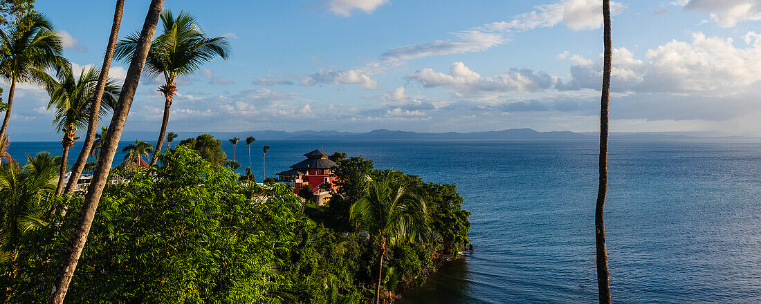 Blick auf die Bucht von Samana vom Grand Bahia Principe Cayacoa Hotel auf den Klippen von Samana, mit Blick auf das Meer; Samana Halbinsel, Dominikanische Republik, Karibik