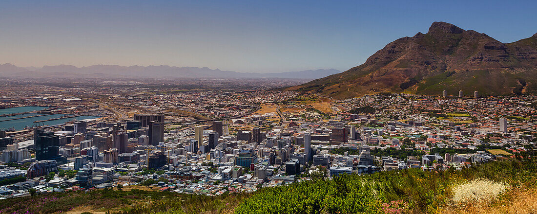 Überblick über die Skyline von Kapstadt und den Devil's Peak vom Signal Hill aus; Kapstadt, Westliche Kap-Provinz, Südafrika