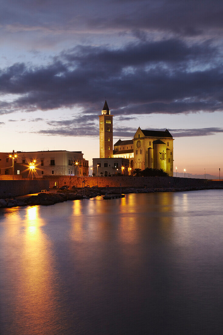 Blick in der Abenddämmerung auf den Fischerhafen von Trani; Trani, Apulien, Italien.