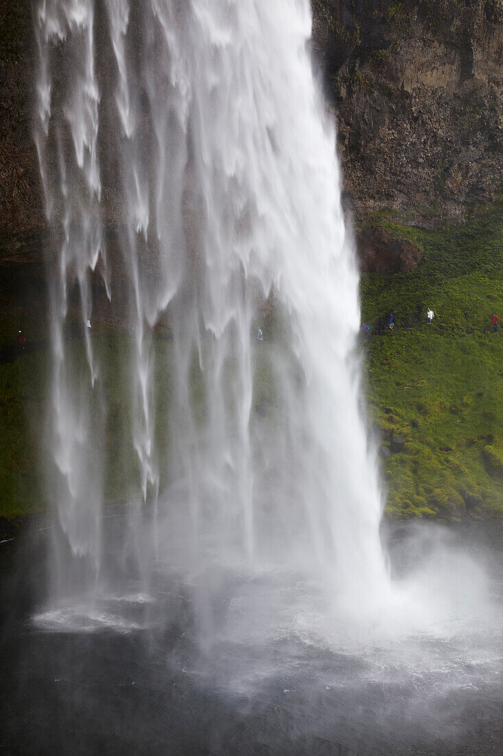 Die untere Hälfte des Seljalandsfoss Wasserfalls an der Südküste Islands; Seljalandsfoss Wasserfall, Vik, Island.