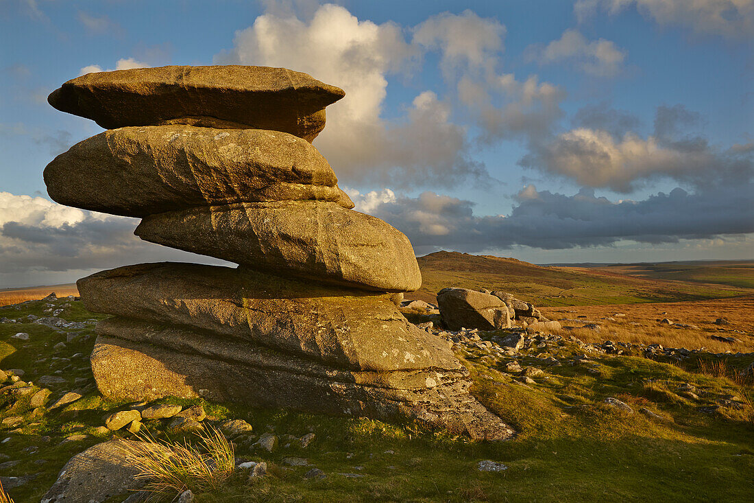 Rocks on Rough Tor bathed in sunset light, on Bodmin Moor, Cornwall, Great Britain.; Rough Tor, near Camelford, Bodmin Moor, Cornwall, southwest England, Great Britain.