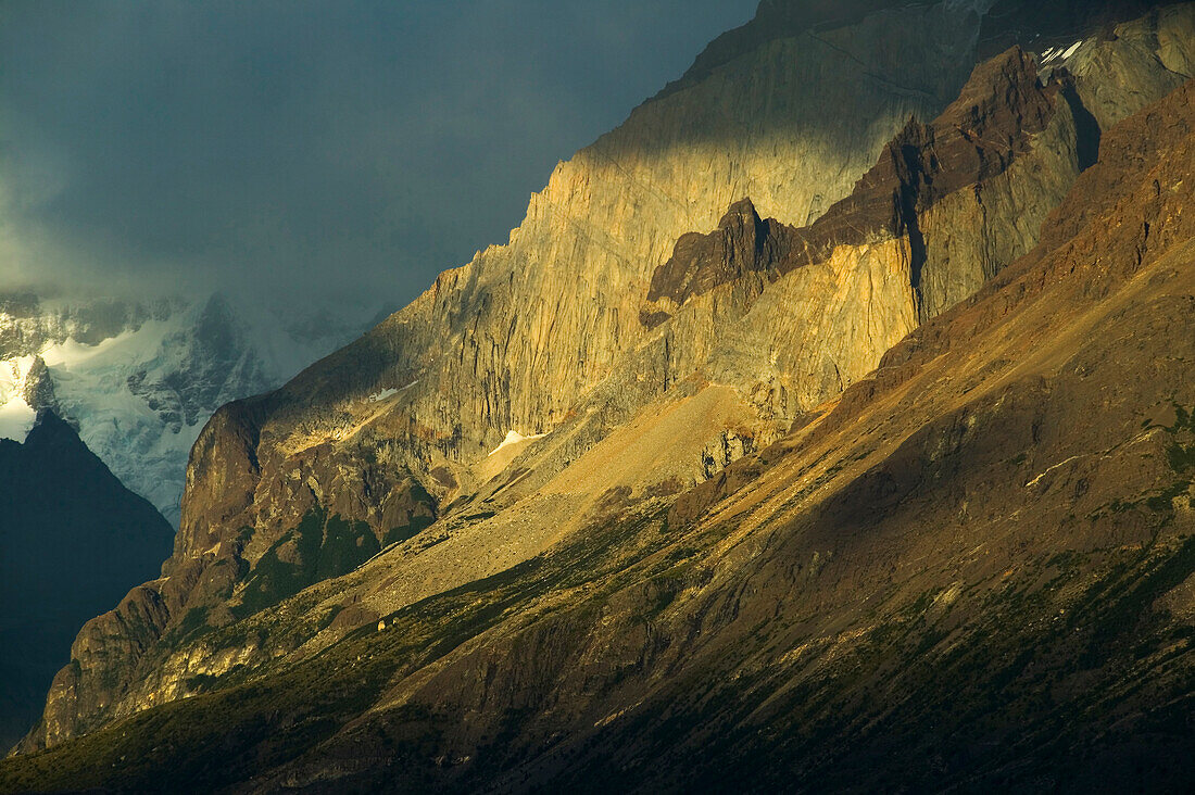 Sonnenaufgang auf den Bergen in Torres del Paine, Patagonien, Chile; Cuernos del Paine im frühen Morgenlicht, Torres del Paine Nationalpark, Patagonien, Chile.
