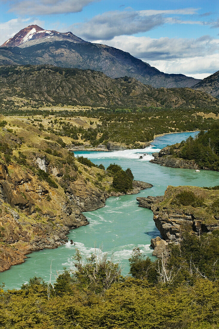 Der Rio Baker fließt durch eine zerklüftete Landschaft in Patagonien, Chile; Der Rio Baker, Patagonien, Chile.